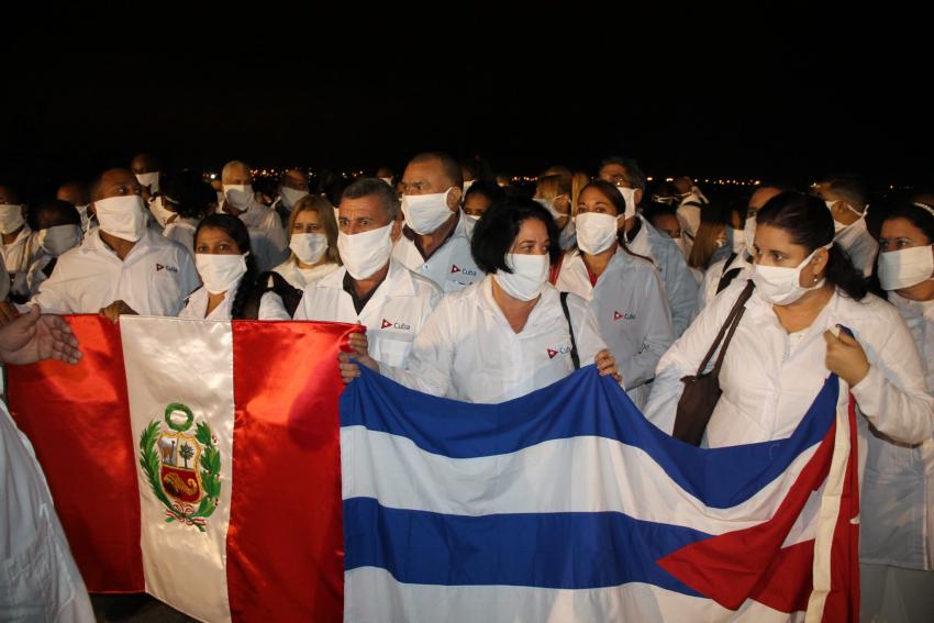 En este momento estás viendo Denuncian falta de preparación de médicos cubanos en Perú